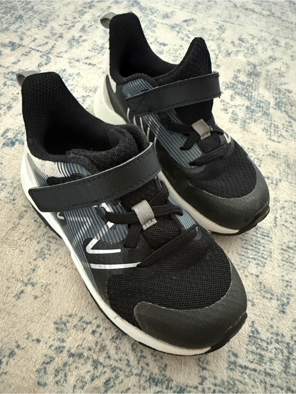 New Balance Toddler Size 10 Black and Gray Athletic Rave Run 2 Shoes